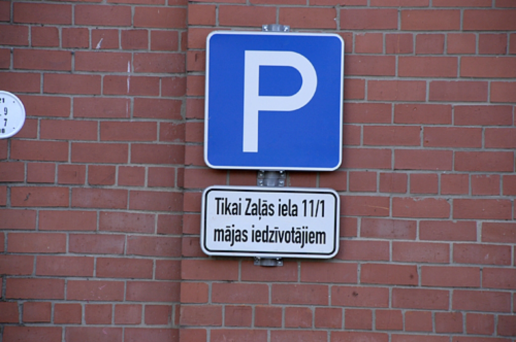 ortāla www.bauskasdzive.lv lasītājs šonedēļ pauda sašutumu par to, ka   stāvlaukumā pie mājas Zaļajā ielā 11/1, kur ieradis novietot savu spēkratu, izlikta zīme, kas liedz citu namu iedzīvotājiem tur atstāt transportlīdzekļus.
Autors: Ivars Bogdanovs