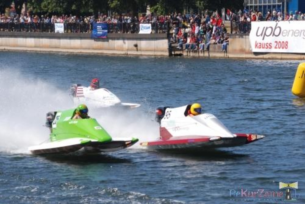 Liepājā, Tirdzniecības kanālā, spēkojas Latvijas labākie ūdens motosportisti.
Autors: www.rekurzeme.lv