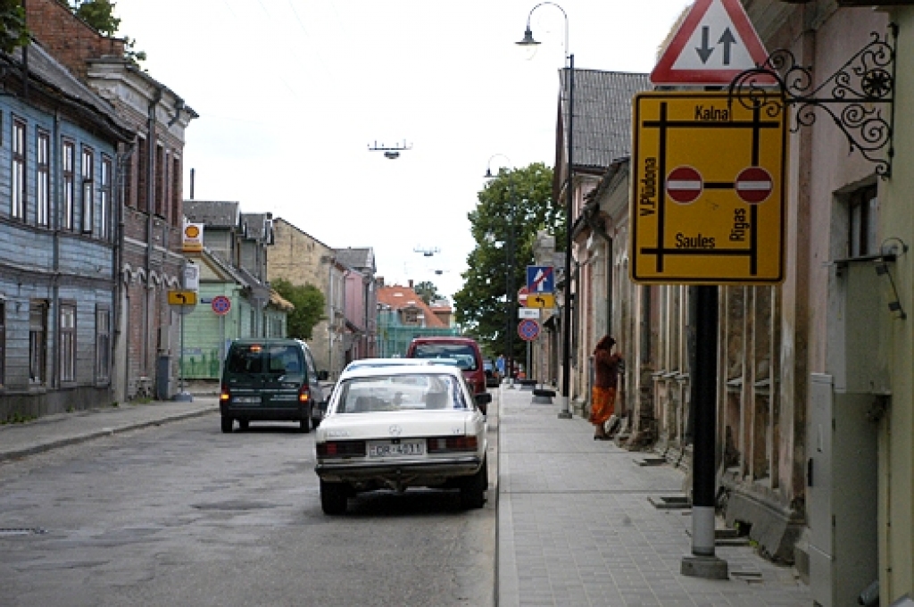 Kopš 25. jūnija mainīta braukšanas kārtība Rīgas ielā. Satiksmei tā pilnībā slēgta posmā no Pasta līdz Kalna ielai.   
Autors: Ivars Bogdanovs