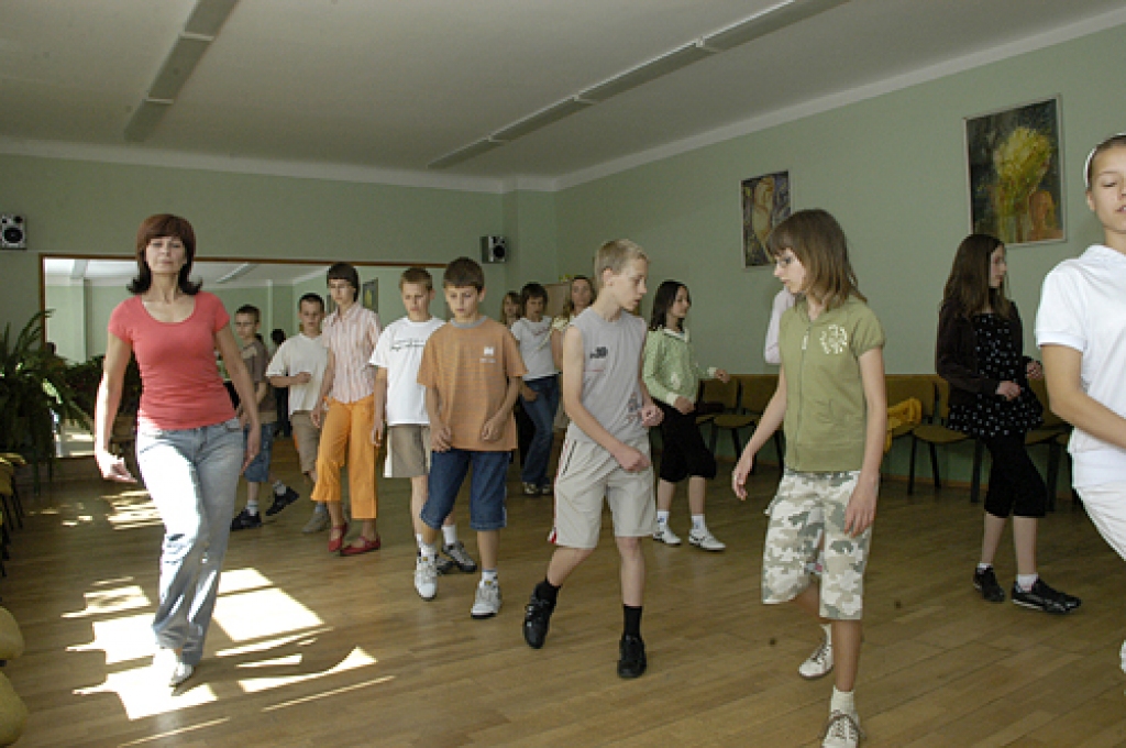 Pamatskolas vecuma bērni apgūst modernās dejas. 
Autors: Ivars Bogdanovs