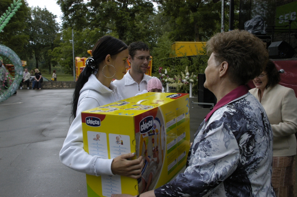 Priecīgi par pašvaldības vadītājas Ārijas Gailes pasniegto dāvanu ir Kristīne un Deniss Maceviči, kā arī viņu mazā meitiņa Diāna.
Autors: Ivars Bogdanovs