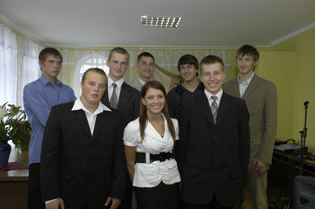 Bauskas rajona Bērnu un jaunatnes sporta skolu šogad absolvēja tikai viena meitene – Zane Adamaite. Kopā ar viņu Rolands Krūze (pirmajā rindā no kreisās) un Jānis Sirmelis, Genādijs Meļņiks (otrajā rindā no kreisās), Jānis Strautiņš, Māris Skrējāns, Gvido Zuika, Toms Grunckis.
Autors: Ivars Bogdanovs