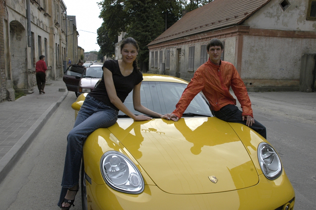 Dzeltens «Porsche» – augstskolu absolventiem Jānim Strazdiņam un Agnesei Oškalnei tas ir īsti piemērots automobilis. 
Autors: Ivars Bogdanovs