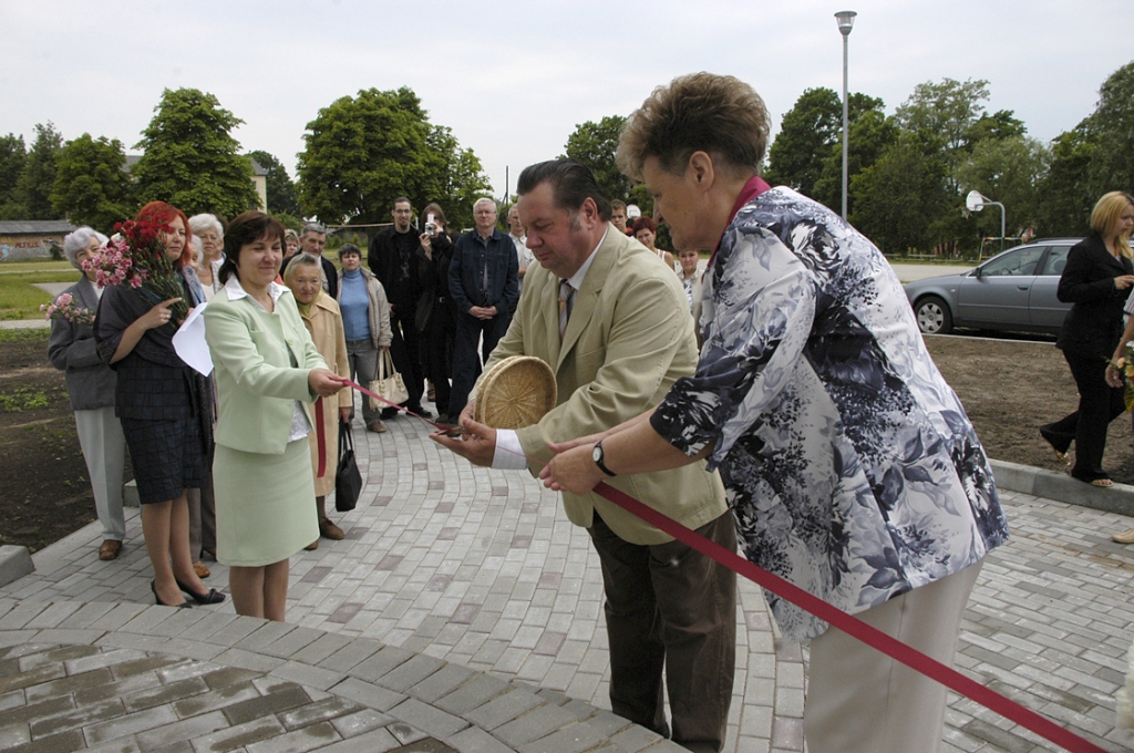 Ēku atklājot, lenti griež Bauskas Domes priekšsēdētāja Ārija Gaile un darbu veicējs ģenerāluzņēmējs, SIA «Vesta ABM» direktors Bruno Podnieks.
Autors:  Ivars Bogdanovs