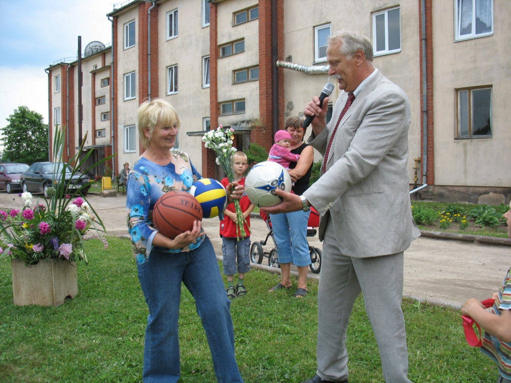  Brunavas pagasta padomes priekšsēdētājs Aivis Kārkliņš «Ķiršu» mājas vecākajai Zeltītei Frīdmanei dāvā bumbas, kuras pēc tam bērni varēs izmantot spēlējot volejbolu, futbolu vai basketbolu.
Autors: Vilnis Auzāns