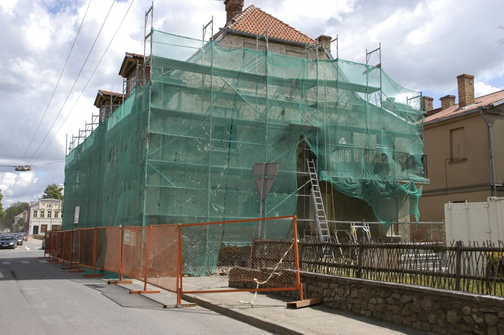 Bauskas novadpētniecības un mākslas muzejs šobrīd jau paslēpies aiz sastatnēm un aizsargtīkla. Strādnieki veic ēkas fasādes remontu. 
Autors: Ivars Bogdanovs