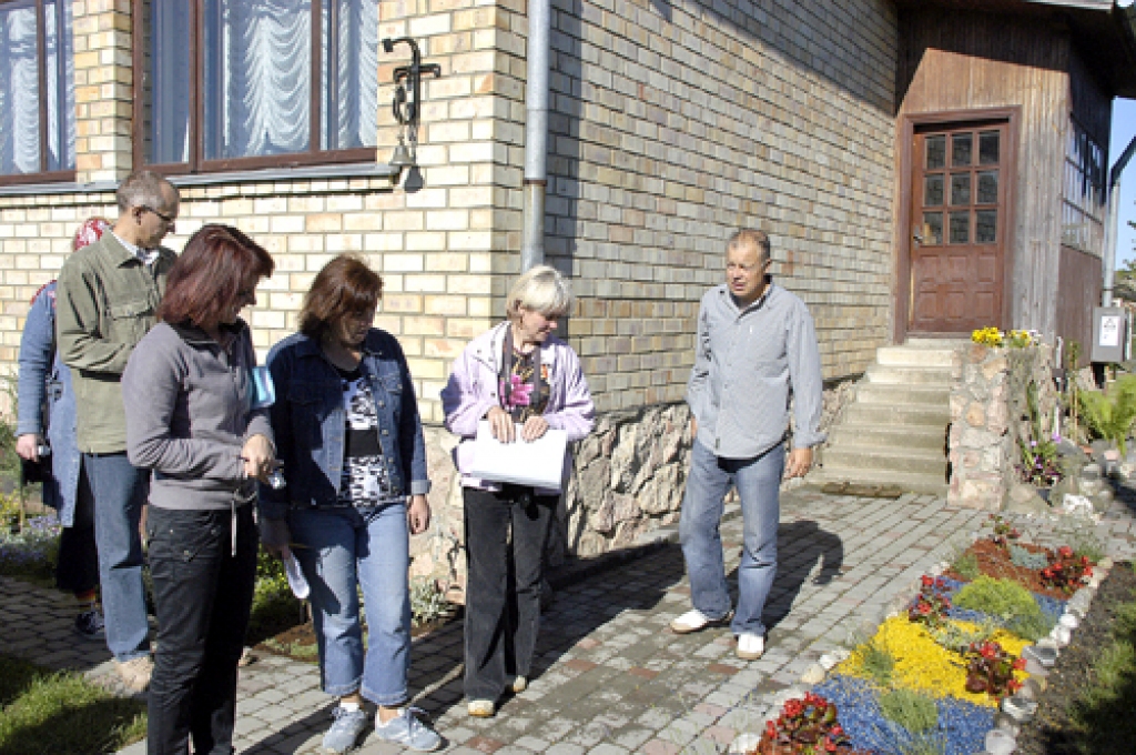 Neikšānu ģimene šajā pavasarī izveidojusi puķu un augu stādījumu, kurā izmantota krāsaina mulča. Nelielais laukumiņš īpatnēji atdzīvina pagalmu.
Autors: Ivars Bogdanovs