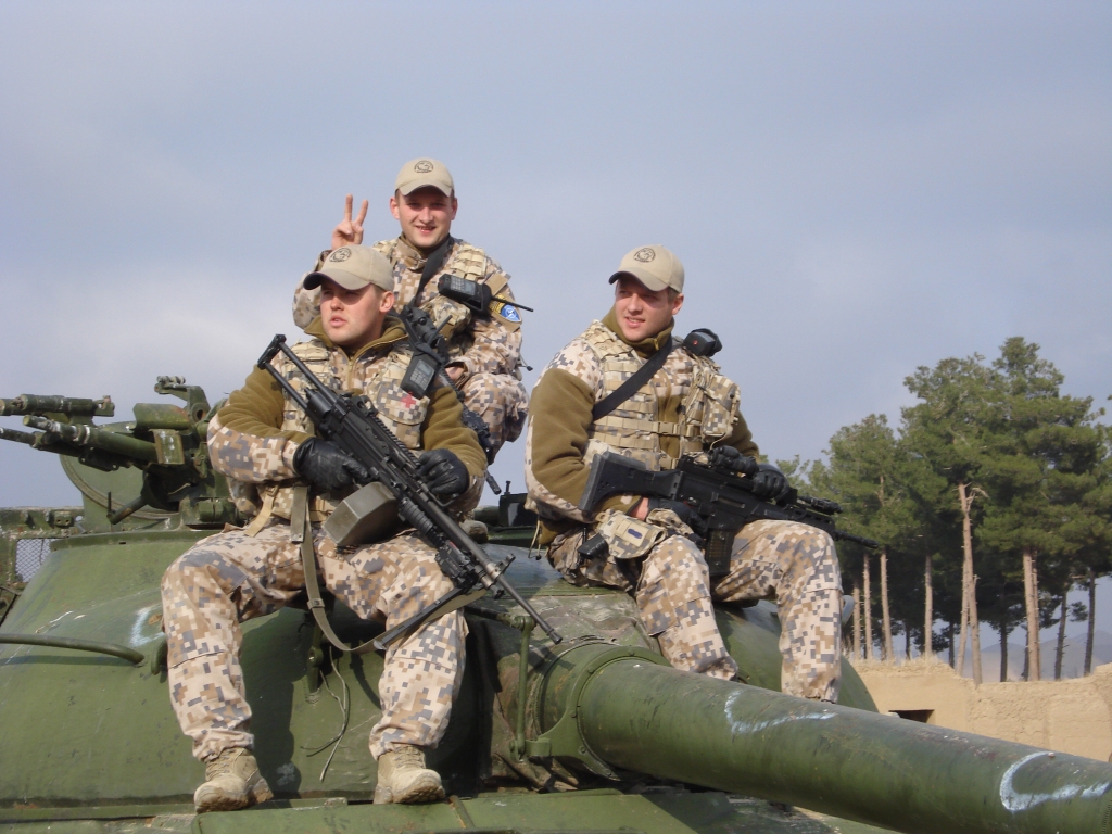 Latviešu karavīri Afganistānā – baušķenieks Ivars Seleckis (no kreisās), Maksims Stepančenko no Brunavas pagasta un Romāns Osipovs.
Autors: No albuma.