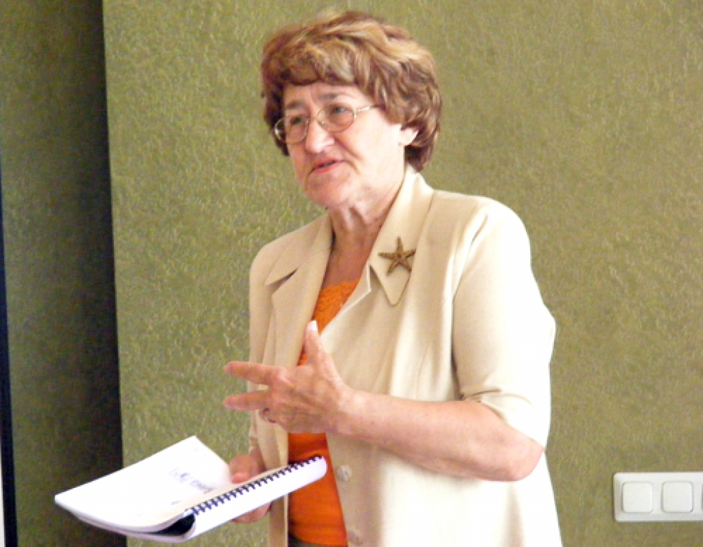 Uzvaras vidusskolas direktore Ērika Jansone saņem apliecību par kursu beigšanu.
Autors: No albuma.