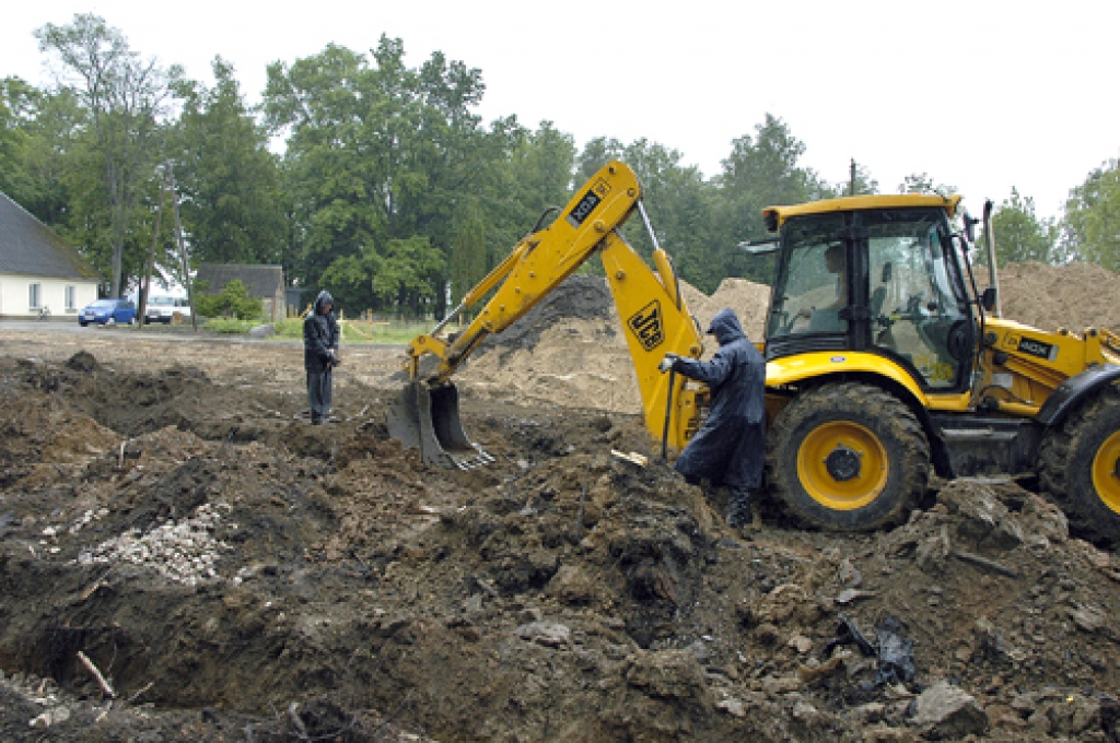 Griķu pamatskolas topošajā piebūvē pagaidām ir tikai būvbedre. Rudenī jau būs jaušamas jaunās ēkas aprises, gada beigās to cer apmeklēt Ziemassvētku vecītis. 
Autors: Ivars Bogdanovs