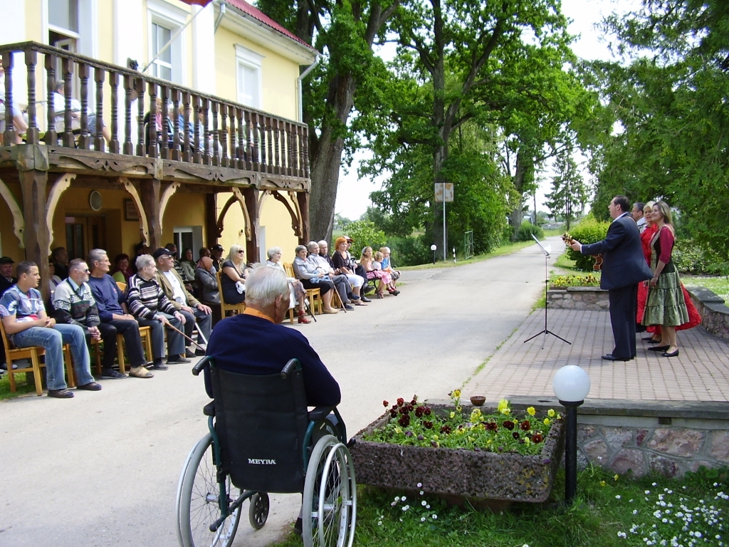 Pasākums pulcē arī dažus ciemiņus. Dāmas aizņēmušas balkonu otrajā, kungi – pirmajā stāvā. Mazākie pasākuma apmeklētāji pasniedz skaistus ziedus. 
Autors: Uldis Varnevičs