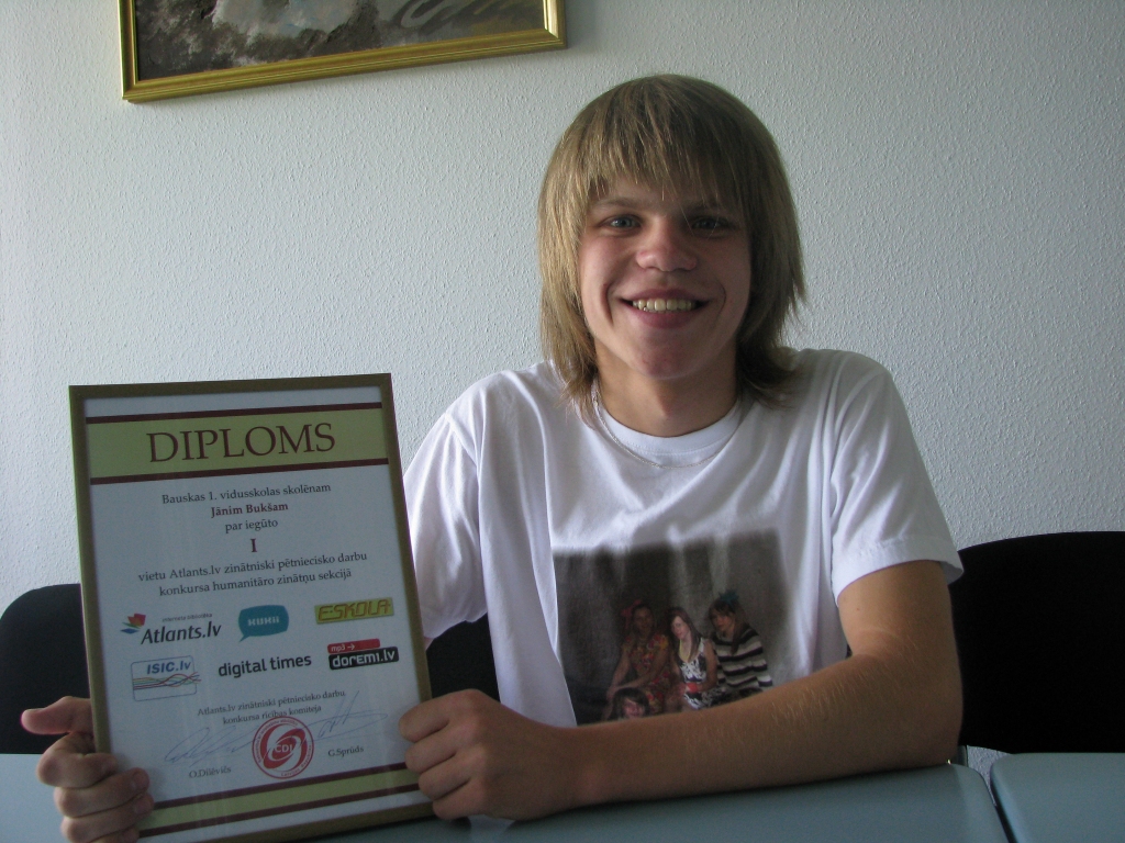 Par uzvaru portāla www.atlants.lv rīkotā zinātniski pētniecisko darbu konkursā  Bauskas 1. vidusskolas audzēknis Jānis Bukšs īpaši pateicas skolotājai Irēnai Slesarei-Kolužai. 
Autors: Vilnis Auzāns