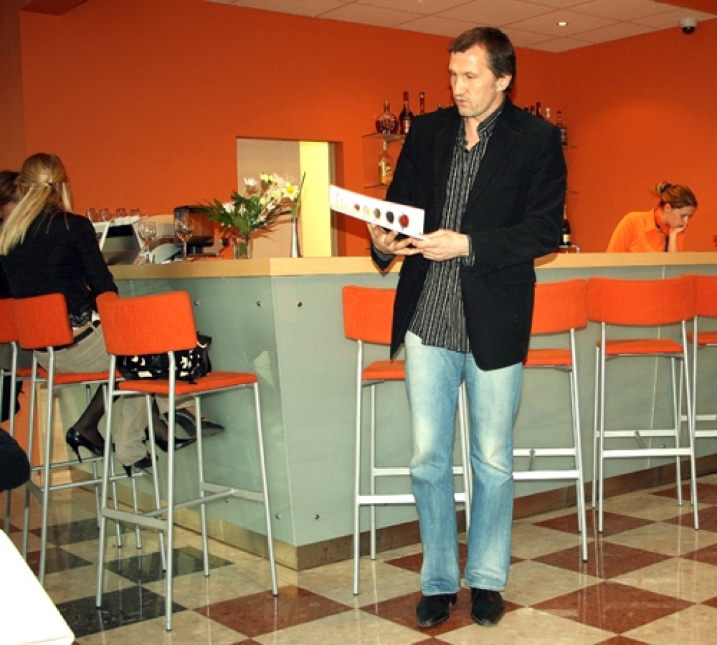 H. Madzulis stāstīja, ka 20. jūnija koncertā kopā ar Loriju Vudu izpildīs vairākas dziesmas. 
Autors: No «Bauskas Dzīves» arhīva.