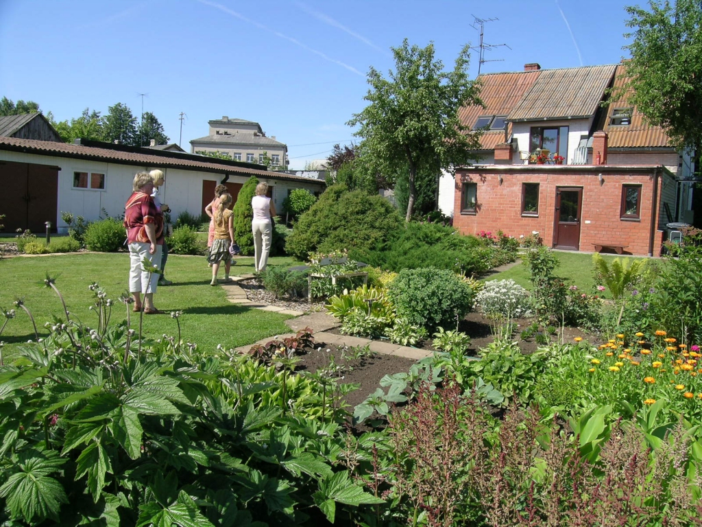 Ābeļu iela 14 un saimniece Zita Lasmane.
Autors: No «Bauskas Dzīves» arhīva.