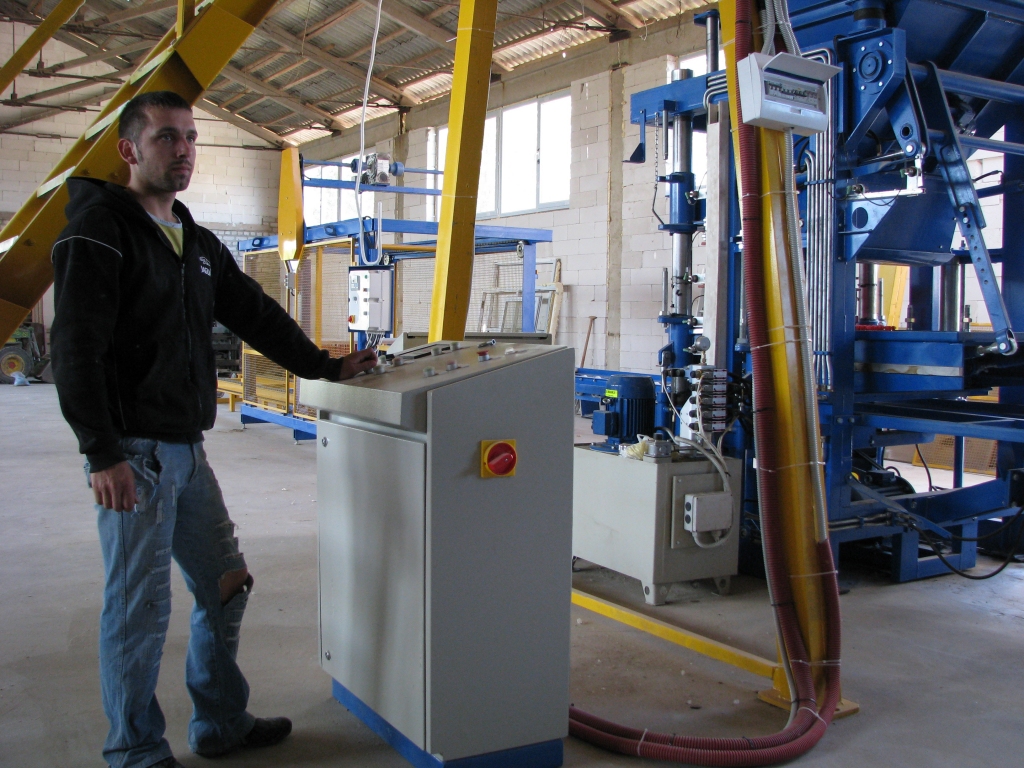 Andris Černovskis, SIA «Altai» ceha vadītājs, raiti darbojas ar poļu betona izstrādājumu ražošanas iekārtas «Prefabet Kurzetnik» pulti. Jaudīgā iekārta  uzņēmumam ļaus veiksmīgi konkurēt vietējā tirgū.
Autors: Vilnis Auzāns