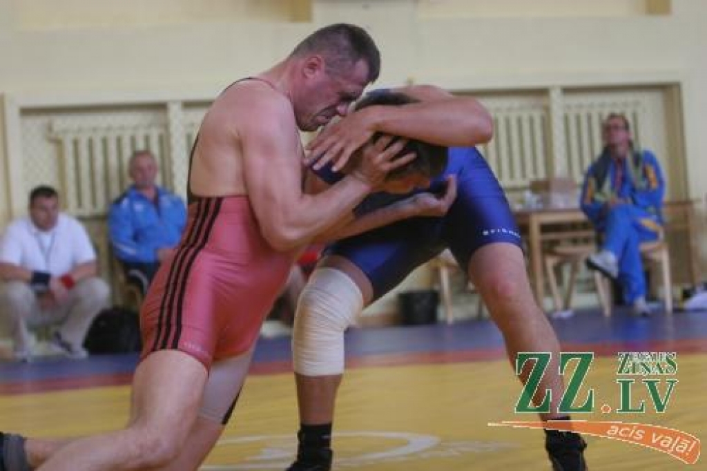 Ilvara Zīverta ( sarkanajā tērpā) cīņa ar jelgavnieku, vārda brāli Ilvaru Grēnu.
Autors: www.zz.lv