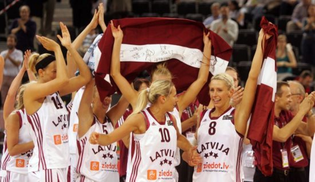2008.gada Pekinas olimpisko spēļu kvalifikācijas turnīra ceturtdaļfināla spēlē Latvijas sieviešu basketbola izlase ar 84:26 (22:6, 23:6, 16:5, 23:9) pārspēja Angolas valstsvienību un ieguva ceļazīmi uz Olimpiādi.
Autors: LETA