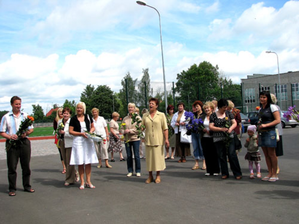 Ar dziesmu Līviju Lapšu 85. dzimšanas dienā sveic Bauskas 1. vidusskolas saime.
Autors: Vilnis Auzāns