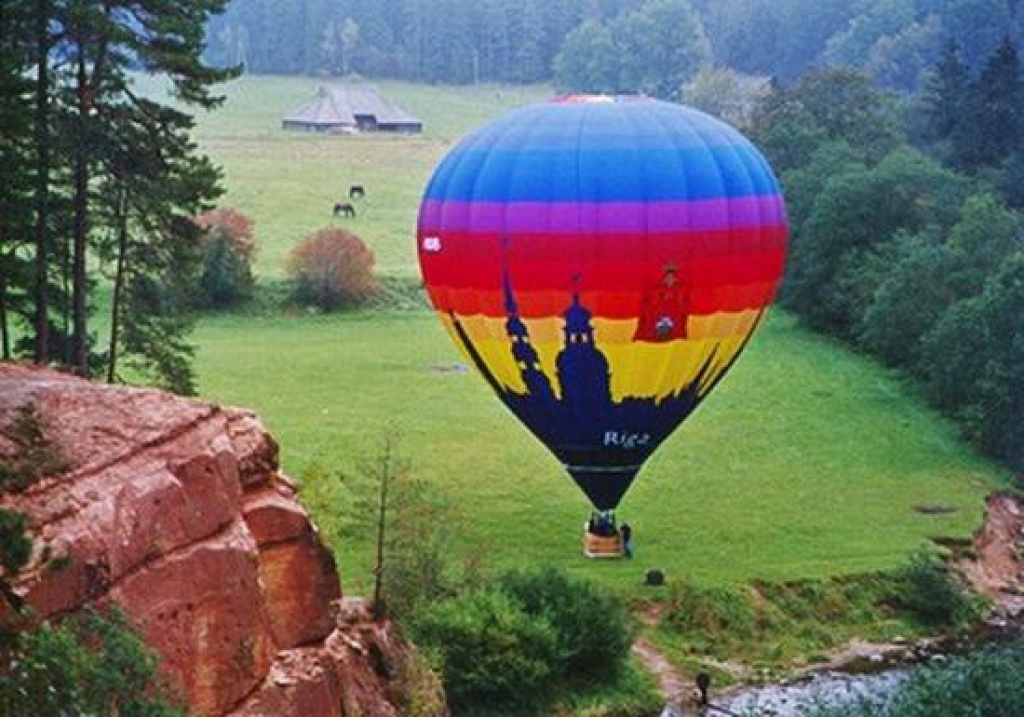 Pirmās vietas ieguvēju sagaida lidojums gaisa balonā.
Autors: www.irlaiks.lv