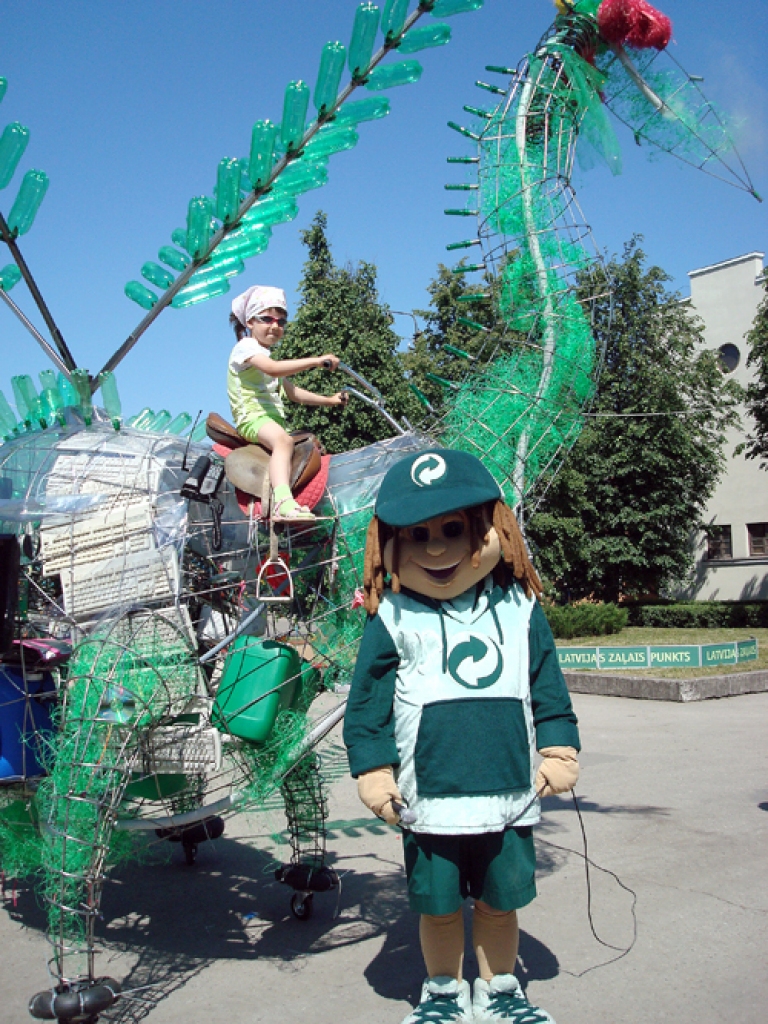 Bērniem, arī viņu vecākiem interesants šķitīs Punktuālis un pūķis Krāmendorfs. 
Autors: No albuma.