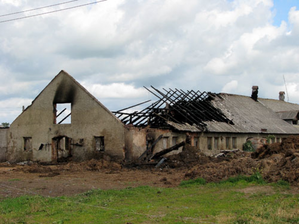 «Jurģu» fermā ugunsgrēks izcēlies vienā kūts galā. Ugunsdzēsējiem operatīvi rīkojoties, ēku izdevās saglābt.
Autors: Vilnis Auzāns