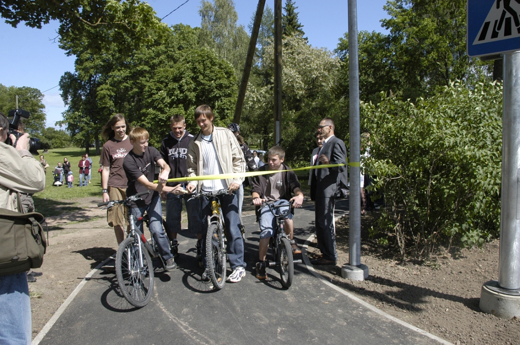 Pēc svinīgas lentes pārgriešanas pa jaunizveidoto un pēc visiem drošības standartiem aprīkoto gājēju pāreju pāri Ķekavas–Skaistkalnes šosejai Vecumniekos pirmie trauksies pagasta jaunieši.
Autors: Ivars Bogdanovs