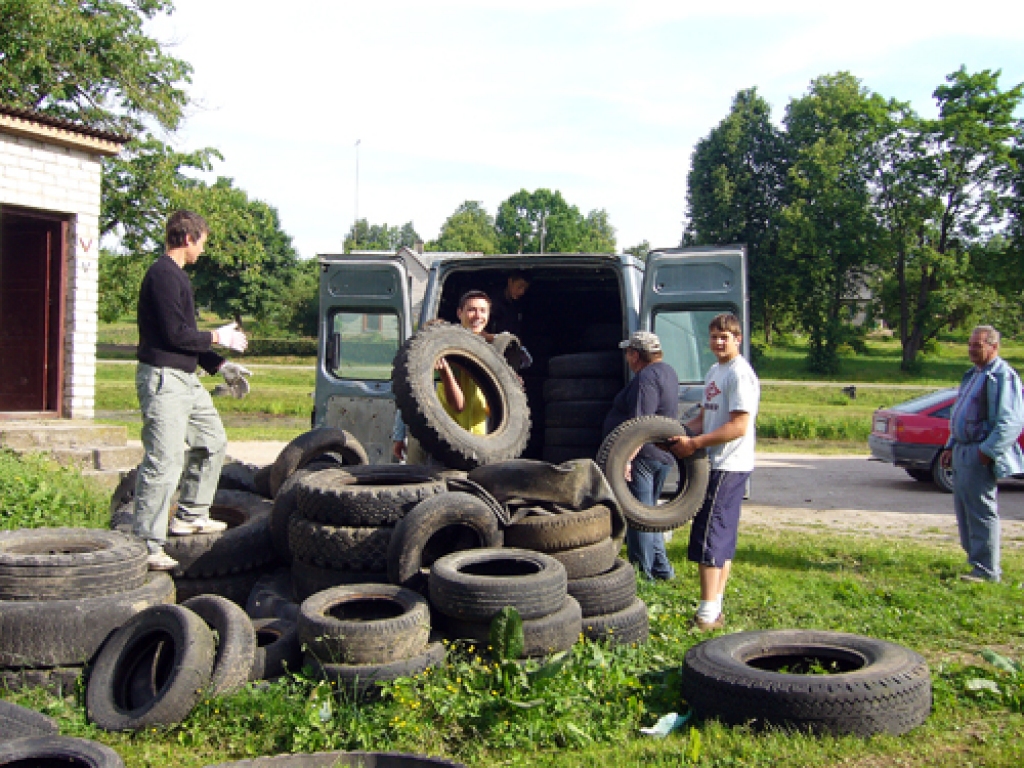 Skaistkalnes vidusskolas vides pulciņa dalībnieki šonedēļ no pagasta iedzīvotājiem savāca un nogādāja pieņemšanas vietā četras tonnas autoriepu.
Autors: A. AUGUSTE 