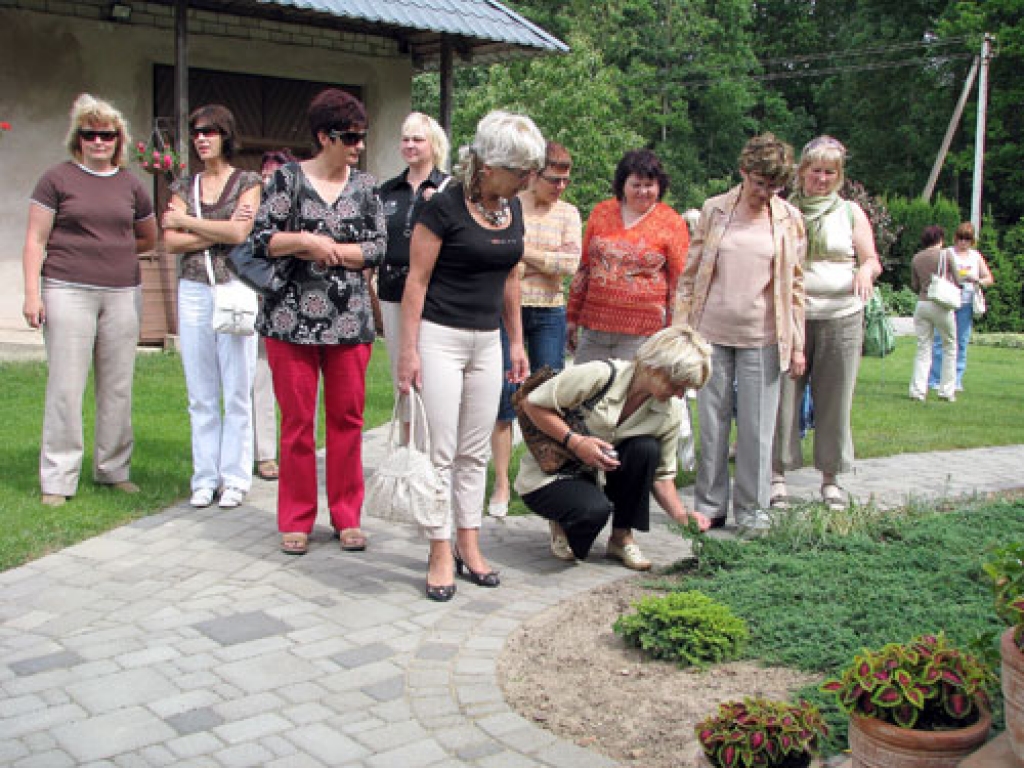 Liepājas rajona kultūras darbinieki iepazīstas ar Saivas Komisares (pirmā no kreisās) skaisti kopto dārzu. Liepājas rajona kultūras nodaļas vadītāja Ilga Skabārde (otrā no labās) sacīja, ka patīkami pārsteigusi Iecavas sakoptā vide. 
Autors: Vilnis Auzāns