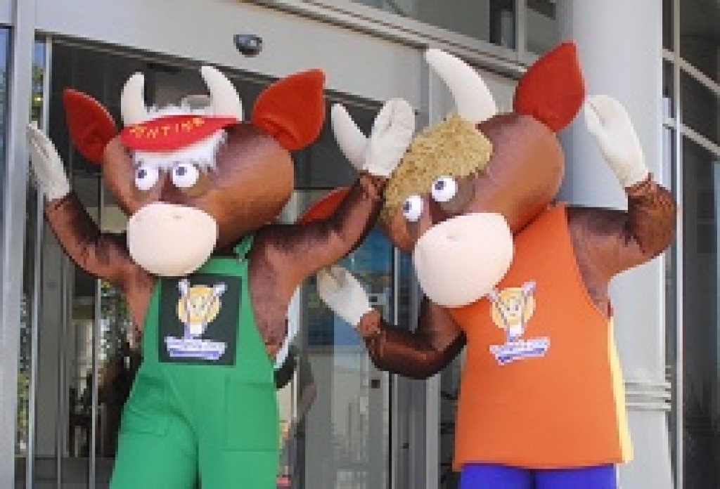 Latvijas II Olimpiādes talismans – gotiņa Venta ar teliņu