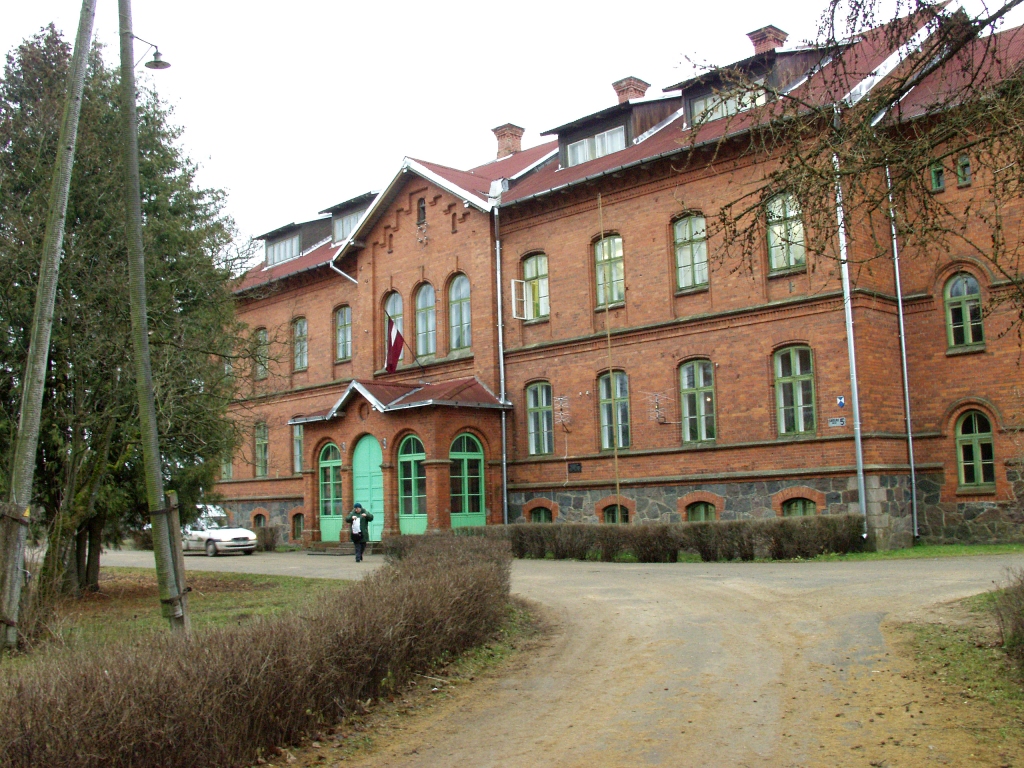 Par novadu naudu darbus saplānojusi arī Skaistkalnes pagasta padome. Plānots remontēt Skaistkalnes vidusskolas ( attēlā) katlumāju un siltumtrasi, pie kuras paredzēts pieslēgt ugunsdzēsēju telpas, kultūras namu, pagastmāju un bibliotēku.
Autors: No «Bauskas Dzīves» arhīva.