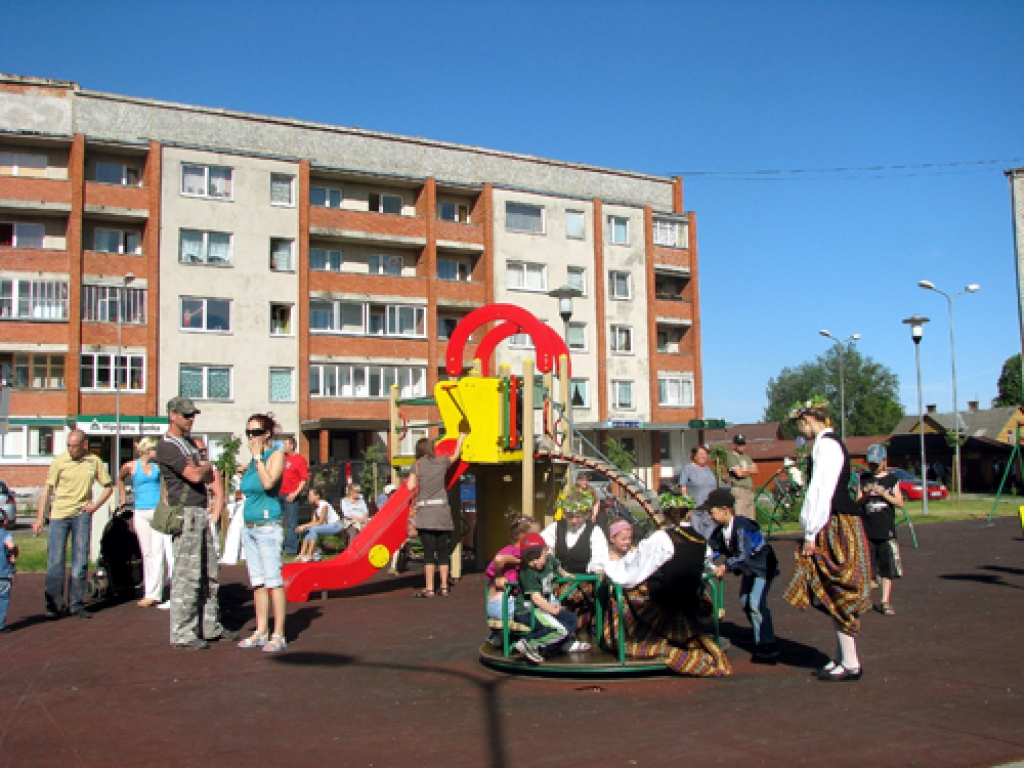 Viena no rajona sakoptākajām pašvaldībām ir Iecavas novads. Attēlā – rotaļu laukums mazajiem iecavniekiem daudzstāvu dzīvojamo namu rajonā.
Autors: Juris Iļņickis