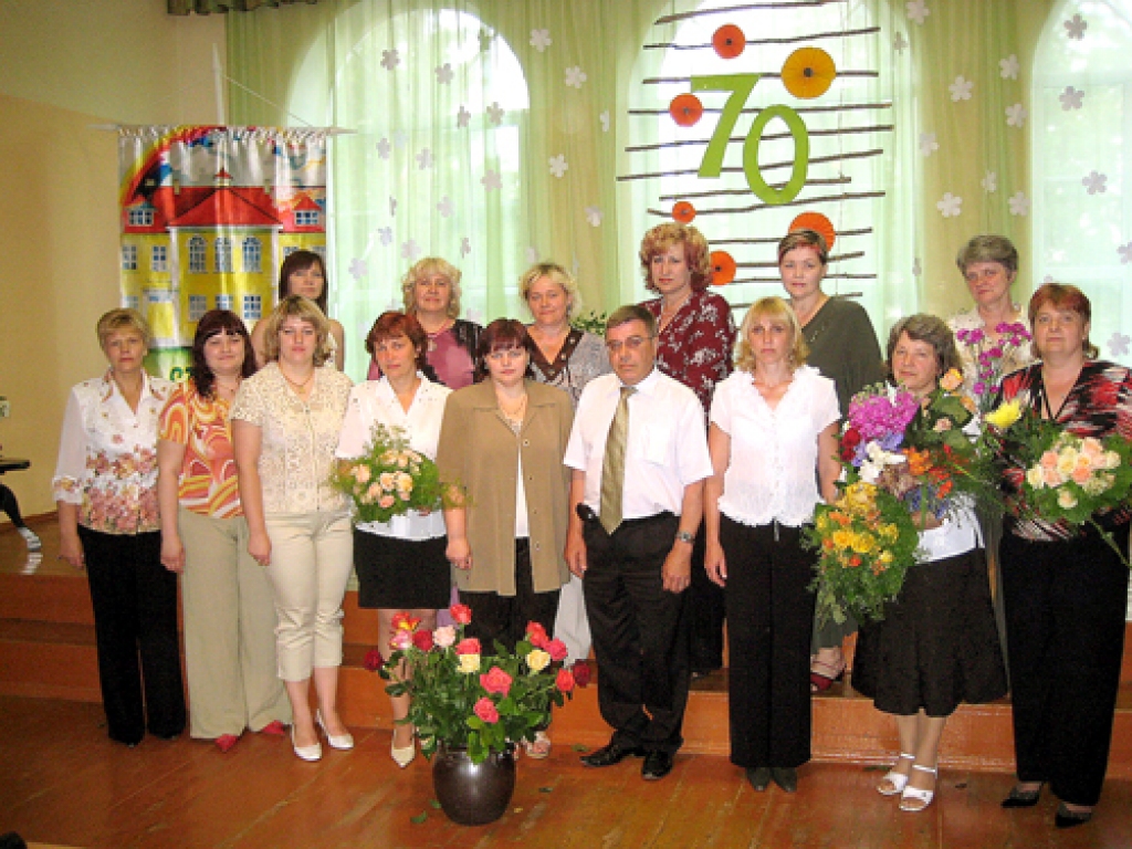 Stelpes pamatskolas pedagogu kolektīvs skolas 70 gadu jubilejas svinībās. Vidū – Stelpes pagasta padomes priekšsēdētājs Elmārs Jukonis.
Autors: no skolas arhīva