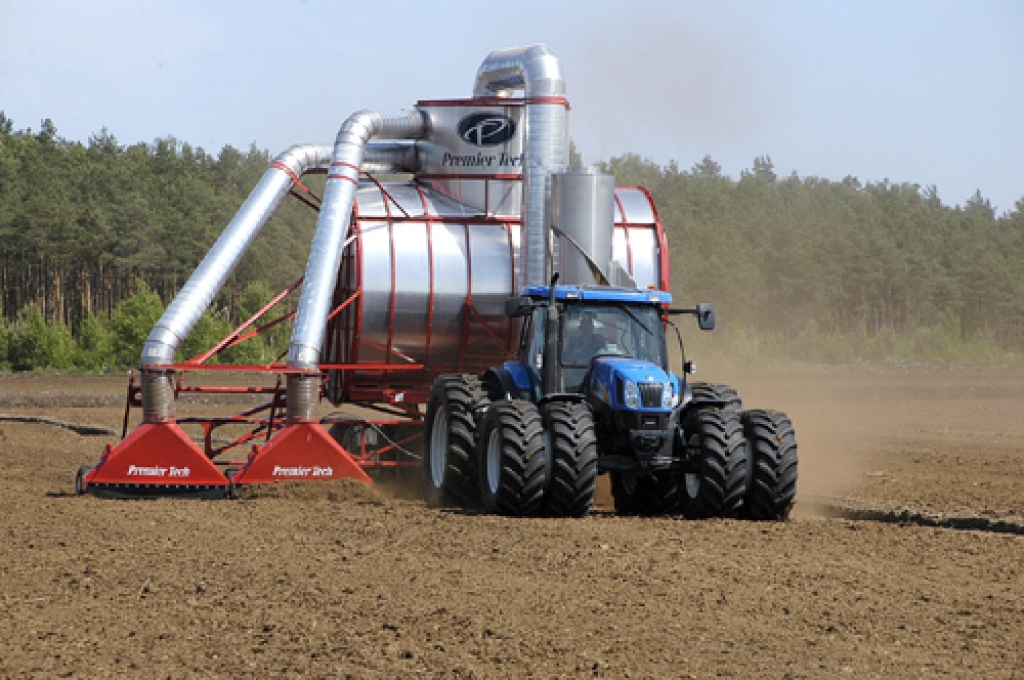 Kanādā ražotais kūdras savācējs «Premier Tech» ir uzstādīts uz «New Holland» 125 zirgspēku traktora.
Autors: Ivars Bogdanovs