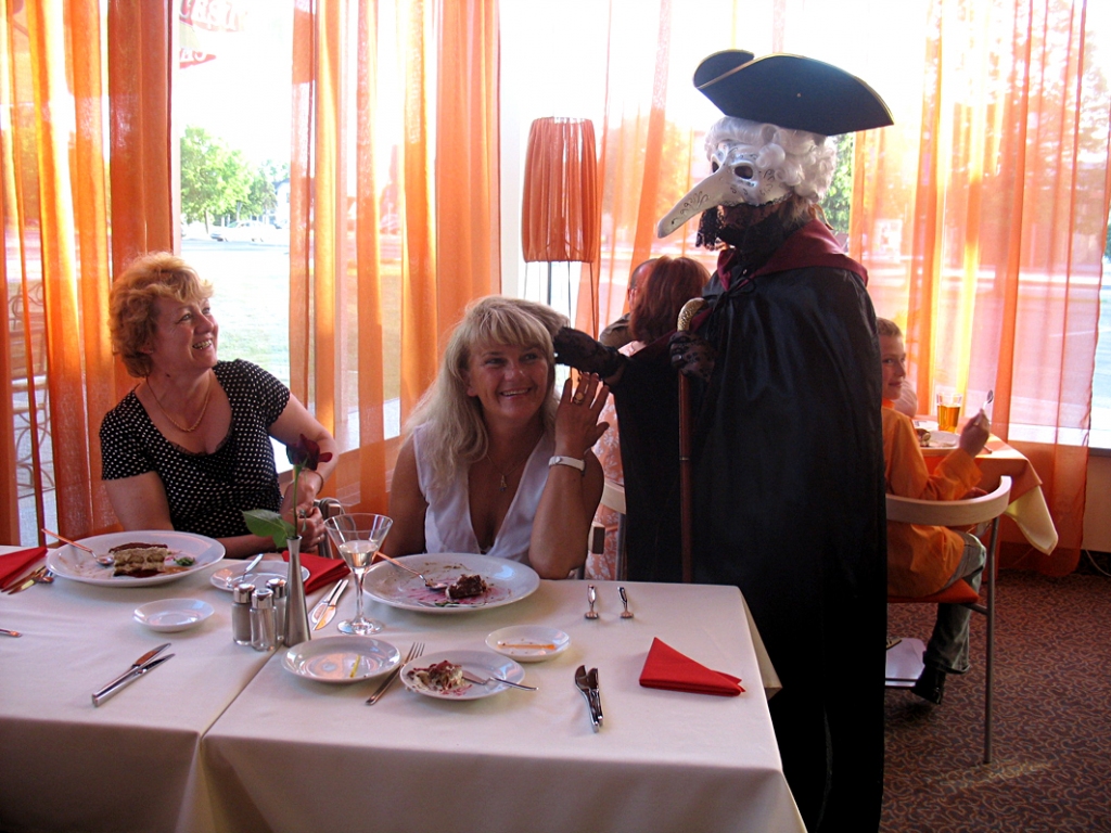 Restorānā Bauskā viesiem sliktās kaites projām baida Dakteris Mēris. 
Autors: Vilnis Auzāns