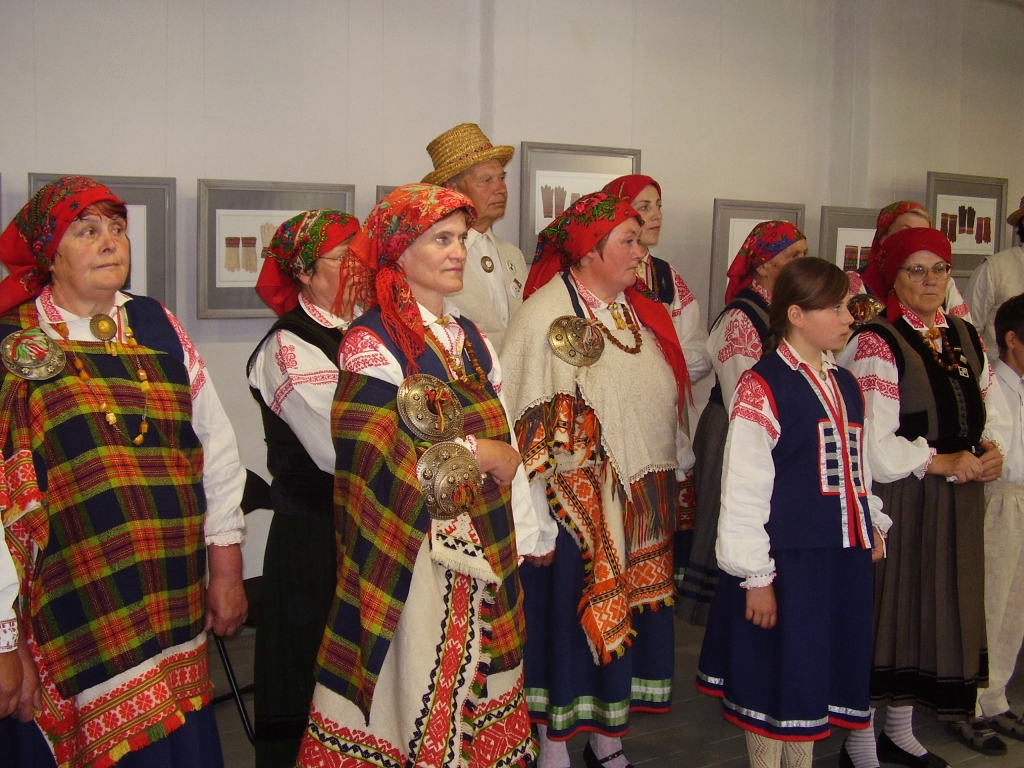 Dzied Rucavas etnogrāfiskais ansamblis, ko vada (otrā no kreisās) Staņislava Skudiķe.
Autors: Inga Muižniece