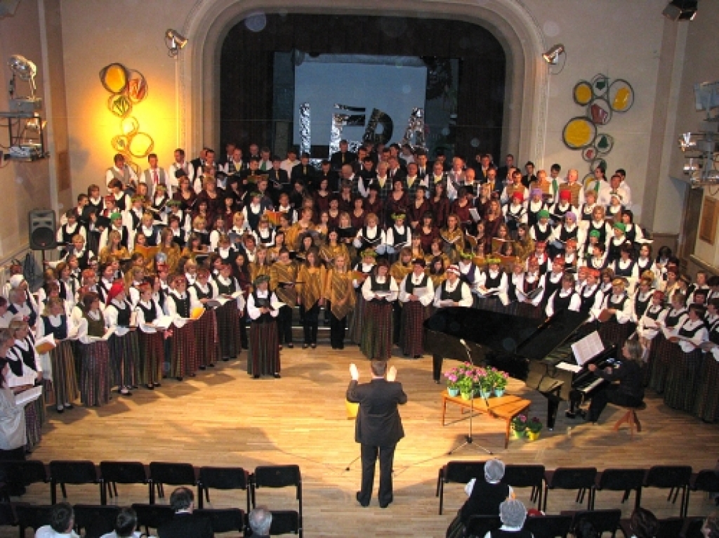 Rajona koru skates noslēgumā tautas namā dziedātāji sastājās kopkorim, lai nodziedātu dažas no Dziesmu svētku repertuāra dziesmām.
Autors: No «Bauskas Dzīves» arhīva.