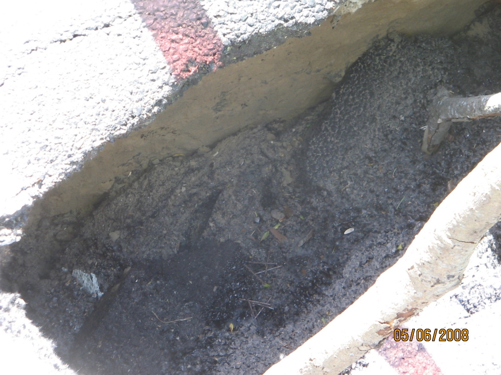 Nepamanot savlaicīgi bedri uz brauktuves, automobiļa vadītājs varēja ciest smagā avārijā. 
Autors: Sīri Vildere