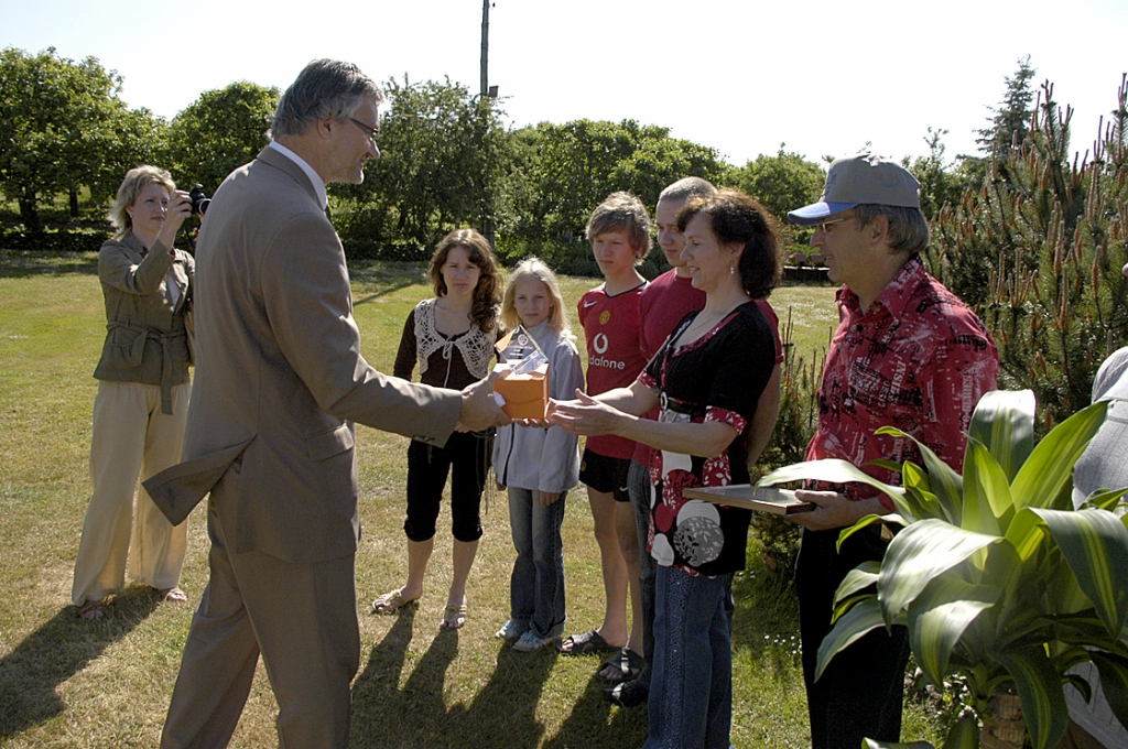 Ģimenēm Zemgalē draudzīgā vieta ir Pastaru ģimenes izveidotais kempings «Labirinti»  Iecavas novadā. Balvu pasniedz bērnu un ģimenes lietu ministrs Ainars Baštiks.
Autors: Ivars Bogdanovs