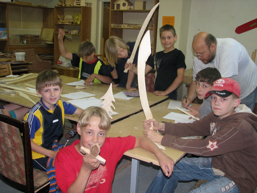  Top ieroči cīņai džungļos. Puikām to izgatavošanas prasmes ierāda pasniedzējs Pēteris Ozols.
Autors: Vilnis Auzāns