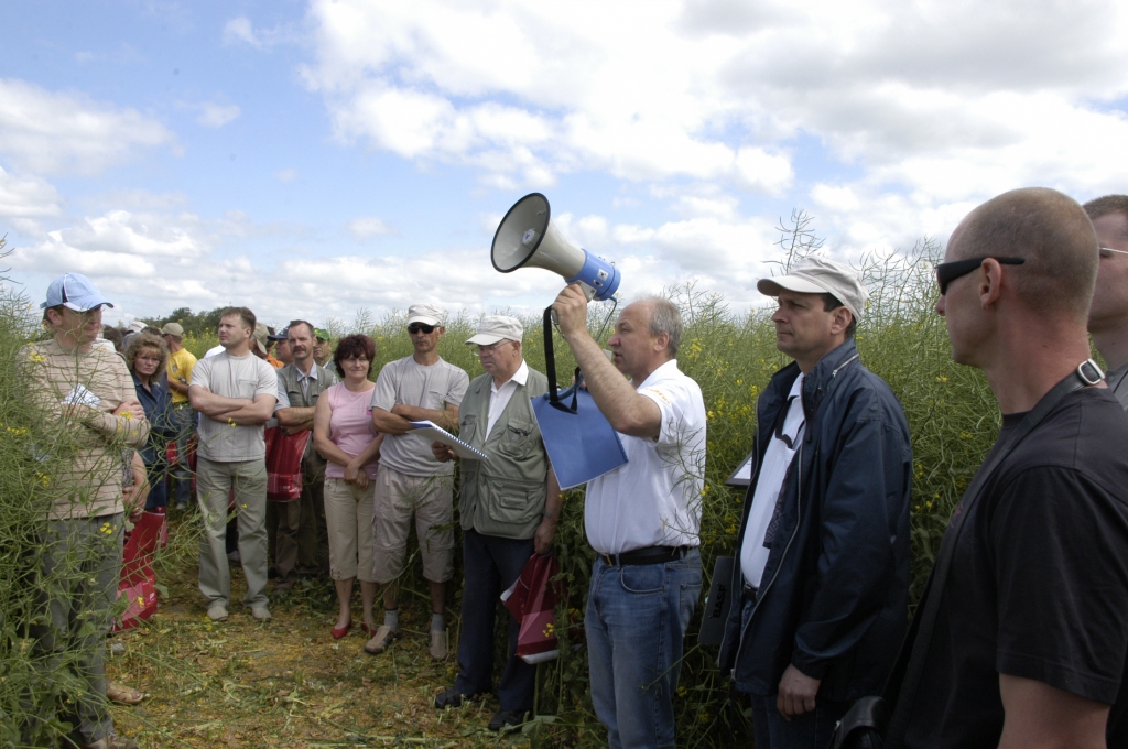 SIA «Uzvara-Lauks» jau ilgus gadus sadarbojas ar firmu «BASF», kas rīko plašas konsultācijas zemniekiem, rādot izmēģinājumu platības. «BASF» pārstāvis Latvijā Aigars Šutka (trešais no labās) raksturo ķimikāliju iedarbību ziemas rapšu laukos. 
Autors: Ivars Bogdanovs