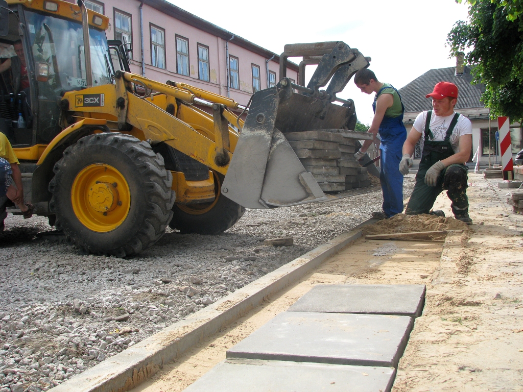 Bruģētāji Vladimirs Kaira (no labās) un Egīls Rajeckis Pasta ielas malā Rātslaukuma pusē trotuārā klāj jau lietotās betona plāksnes. Jaunu bruģi šeit klās laukuma rekonstrukcijas nākamajā posmā. 
Autors: Vilnis Auzāns