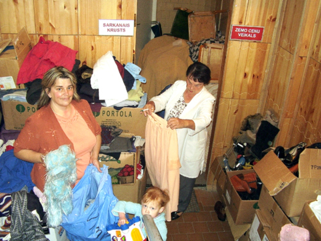 Bārbeles pašvaldības sociālā darbiniece Sandra Dreijere (no kreisās) priecājas, ka atbraukusi pirmā un varēs aizvest pagasta ļaudīm daudz noderīga. Izvēlēties palīdz  SK žēlsirdīgā māsa Vera Bajāre. 
Autors: Inga Muižniece