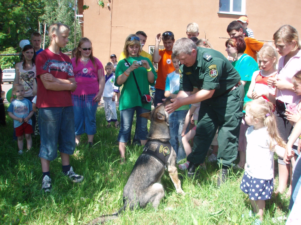 Sunene Kvensija Ceraukstē nonākusi bērnu svētku apmeklētāju uzmanības lokā. 
Autors: No albuma.
