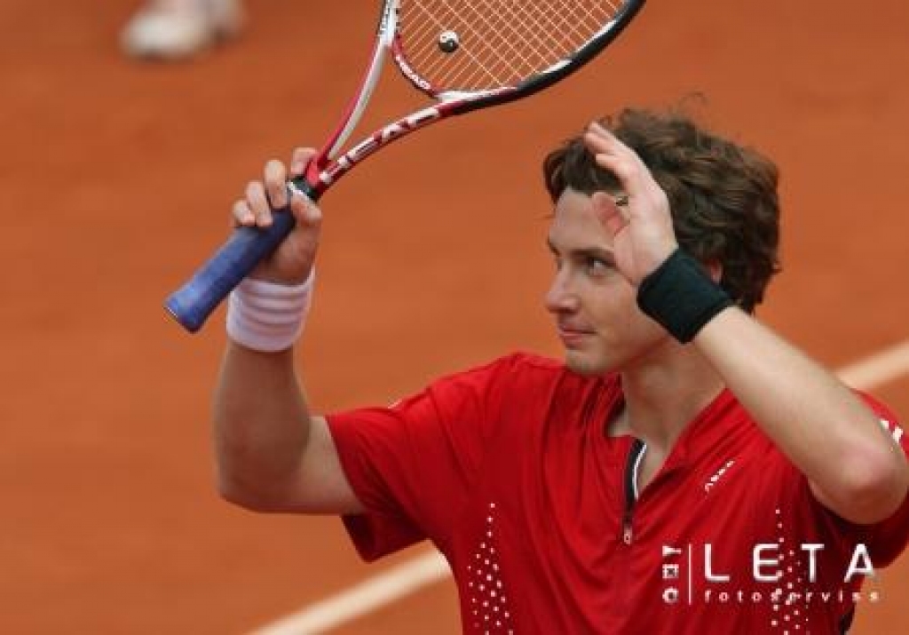 01.06.2008. Latviešu tenisists Ernests Gulbis priecājas pēc uzvaras Francijas atklātā tenisa čempionāta astotdaļfināla spēlē. Gulbis ar ar 6-3, 7-6 (7:4), 6-3 pārspēja francūzi Mišelu Lodrā un iekļuva turnīra ceturtdaļfinālā.
Autors: AFP/LETA