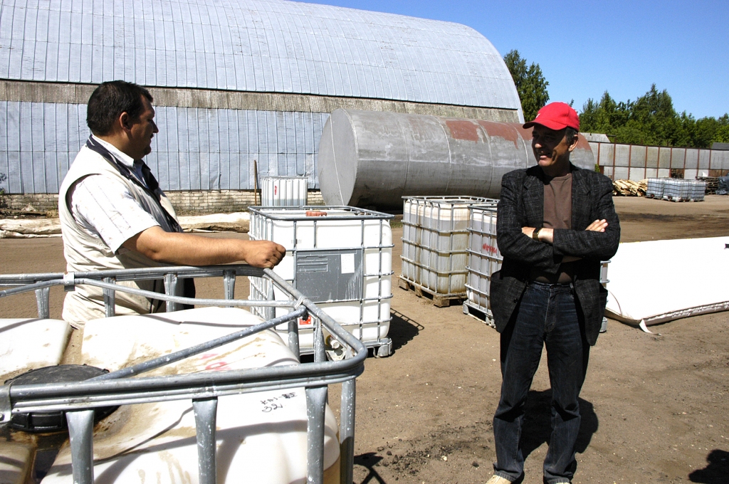SIA «Agrochema Latvia» Iecavas agrocentra ražošanas vadītājs Vladimirs Berezins un tirgzinības vadītājs Jānis Čakāns apspriež nākotnes plānus. Viens no tiem – paplašināt šķidrā mēslojuma pārdošanu. Šķidrais mēslojums ir efektīvāks, lētāks un baro augu tieši, nokļūstot uz lapām.
Autors: Ivars Bogdanovs
