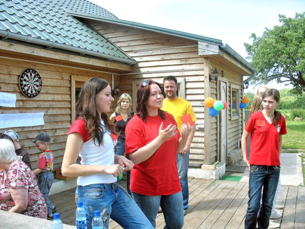 Biedrības «Stelpīte» dalībnieki bija iesaistīti sarīkojuma organizēšanā (attēlā centrā – koordinatore Kristīne Rulle). Pēc jauniešu domām, šī bija patiesi izdevusies kopā sanākšana.
Autors: Juris Iļņickis