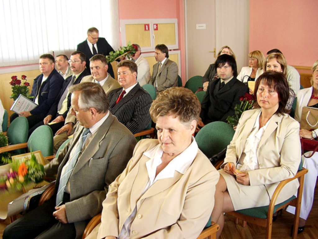 Bauskas rajona uzņēmējus sveic Bauskas pilsētas Domes priekšsēdētāja Ārija Gaile (priekšplānā no labās) un izpilddirektors Jānis Mičulis. Apsveikumus jau ir saņēmuši SIA «Pamats Pluss» valdes loceklis Alvis Čudars (otrajā rindā trešais no kreisās) un SIA «Kvēle» rīkotājdirektors Ģirts Karpovičs.
Autors: Uldis Varnevičs