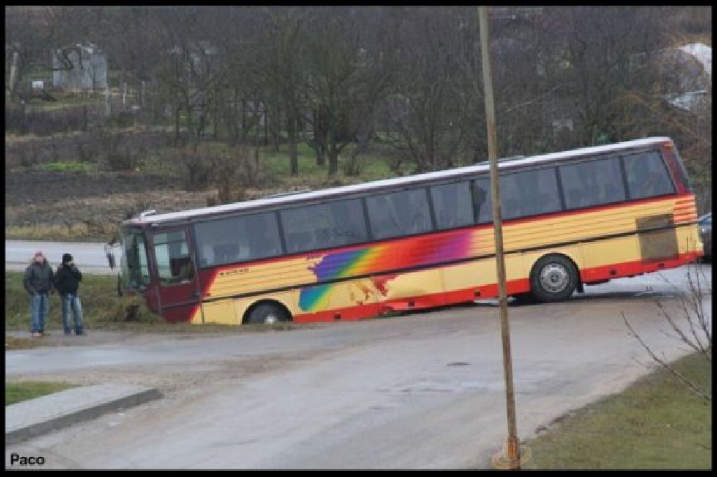 Vasaras sākumā, Rītausmu pagriezienā, autobuss iebrauc grāvī.  
Autors: Oskars Krasņikovs