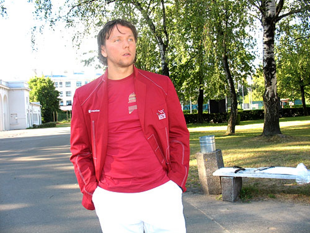 Šķēpmetējam Aināram Kovalam šīs ir pirmās Olimpiskās spēles, un, ģērbies Latvijas izlases parādes tērpā, viņš 8. augustā soļos atklāšanas parādē.
Autors: Vilnis Auzāns