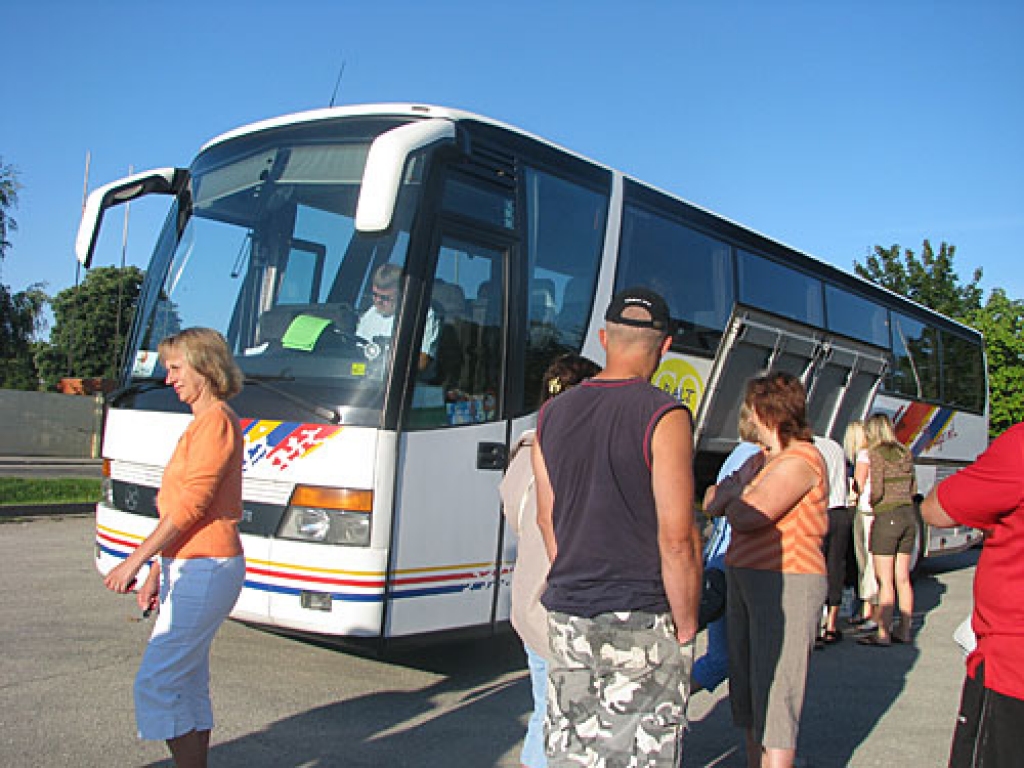 Pieredzes apmaiņas braucienu organizēšanas darbā daudz paveic Bauskas rajona Padomes izpilddirektore Dagnija Ludrika (pirmā no kreisās). Diemžēl pasākuma dalībnieki fotogrāfam grieza muguras un izvairījās no «Bauskas Dzīves» jautājumiem.
Autors: Juris Iļņickis